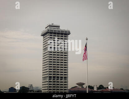 Kuala Lumpur, Malaysia - 2. Januar 2017. Ein Gebäude mit Nationalflagge befindet sich in Kuala Lumpur, Malaysia. Kuala Lumpur ist ein Zentrum für Finanzen, Versicherungen Stockfoto