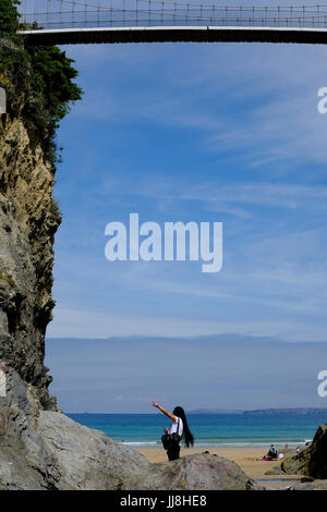 Frau auf Newquay Strand zeigen Stockfoto