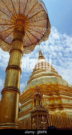 Goldene Pagode am Wat Phrathat Doi Suthep, schönen Thai Tempel in Chiang Mai, Thailand Stockfoto