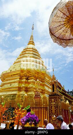 Goldene Pagode am Wat Phrathat Doi Suthep, schönen Thai Tempel in Chiang Mai, Thailand Stockfoto