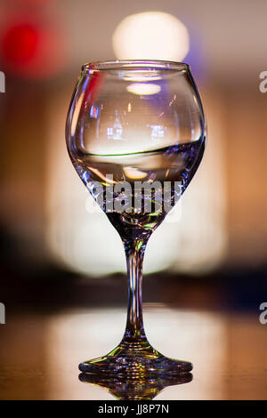 Weinglas auf Bokeh Hintergrund im restaurant Stockfoto