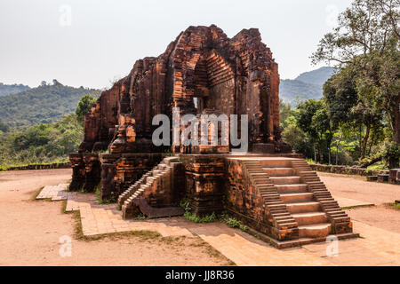 Duy Phu, mein Sohn Tempel, Vietnam - 14. März 2017: Ruinen von Hindu-Tempel mitten im Dschungel, UNESCO-Weltkulturerbe Stockfoto