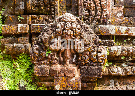 Duy Phu, mein Sohn Tempel, Vietnam - 14. März 2017: Ruinen von Hindu-Tempel mitten im Dschungel, UNESCO-Weltkulturerbe Stockfoto