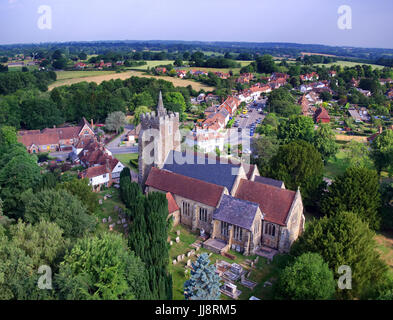 Antenne Schuss von St Mary Kirche der Gottesmutter in Rolvenden, Kent, UK Stockfoto