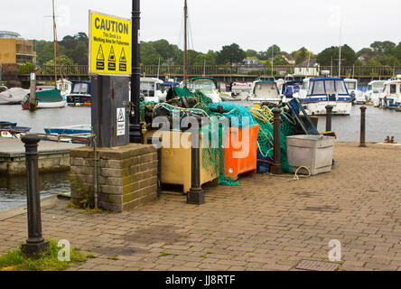 Kommerzielle Angelgeräte und -Netze, die gestapelt am Kai im Hafen von Lymington, Hampshire an der Südküste von England Stockfoto