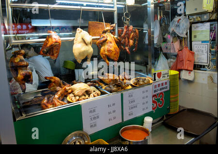 Auswahl an Wurstwaren zum Verkauf in der Hawker Stall, Chinatown, Singapur Stockfoto