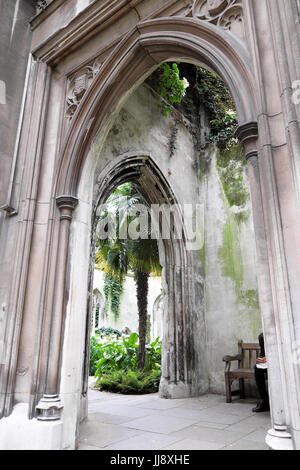 St. Dunstan im Osten Garten im Sommer London EC3R England KATHY DEWITT Stockfoto