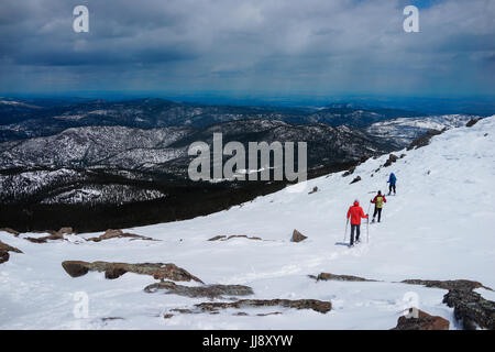 Menschen sind auf der Oberseite Berg bedeckt Wit Schnee wandern. Stockfoto