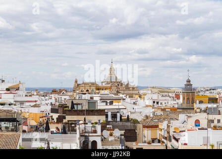 Blick auf Sevilla mit Schwerpunkt auf Sevillas Kirche San Luis de Los Franceses, ein Beispiel barocker Architektur. Stockfoto