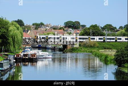 Klasse 387 elektrische Triebzug überquert den Fluss Great Ouse bei Ely, Cambridgeshire, England, UK Stockfoto