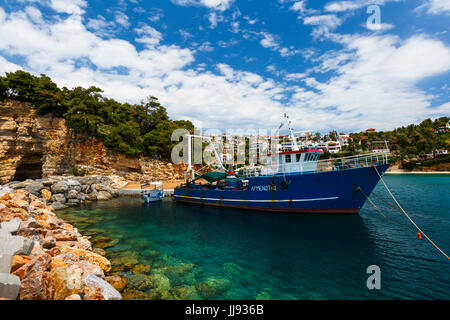 Hafen in Skopelos Village auf der Insel Alonissos in Griechenland. Stockfoto