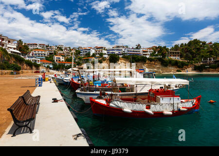 Hafen in Skopelos Village auf der Insel Alonissos in Griechenland. Stockfoto