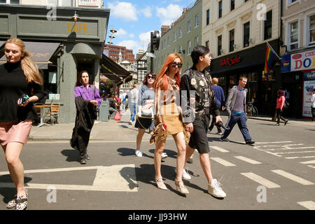 Straßenszene auf Old Compton Street, Soho, London Stockfoto