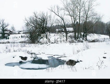 aufgetaut Stream im russischen Winterdorf Stockfoto