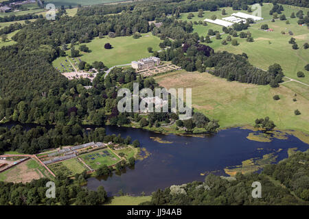 Luftaufnahme von Harewood House Estate aus über den Zierteich und Garten, in der Nähe von Leeds, UK Stockfoto