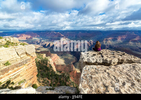 Schöne Frau auf einem Felsvorsprung über Grand Canyon National Park Stockfoto