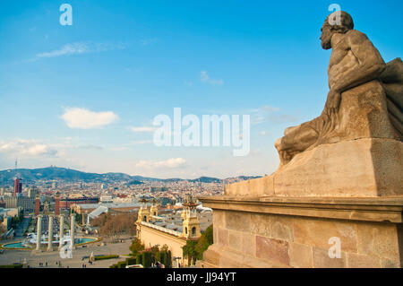 Statue des Menschen mit Blick auf die Plaza de Espana Platz und Brunnen in Barcelona auf sonniger Frühlingstag, Spanien Stockfoto