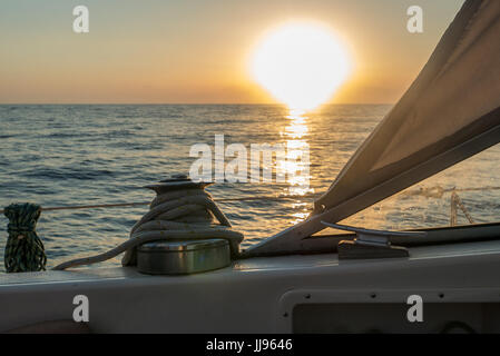 Landschaft der kroatischen Inseln durch ein Segelboot im Sommer Stockfoto