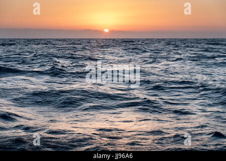 Landschaft der kroatischen Inseln durch ein Segelboot im Sommer Stockfoto