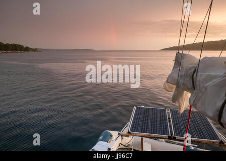 Landschaft der kroatischen Inseln durch ein Segelboot im Sommer Stockfoto