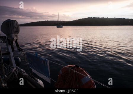 Landschaft der kroatischen Inseln durch ein Segelboot im Sommer Stockfoto