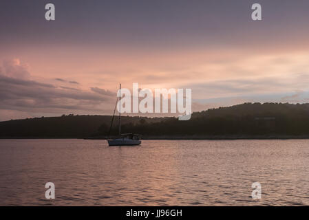 Landschaft der kroatischen Inseln durch ein Segelboot im Sommer Stockfoto