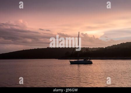 Landschaft der kroatischen Inseln durch ein Segelboot im Sommer Stockfoto