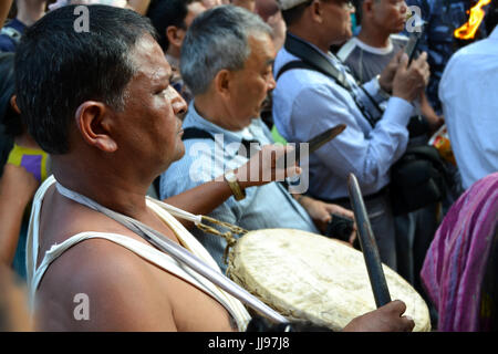 Schlagzeuger spielt während Hindu Festivals des Dashain, Nepal Stockfoto