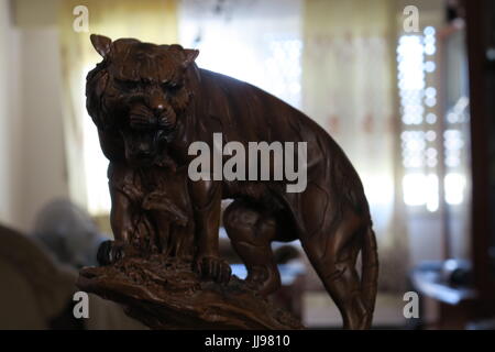 Tiger Figur, handgefertigten Schnitzereien Stockfoto