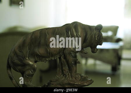 Tiger Figur, handgefertigten Schnitzereien Stockfoto