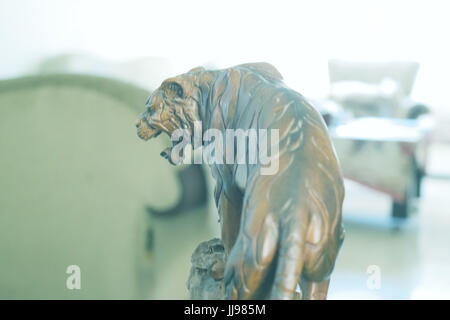 Tiger Figur, handgefertigten Schnitzereien Stockfoto