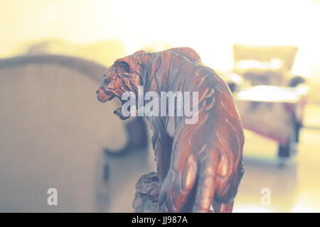 Tiger Figur, handgefertigten Schnitzereien Stockfoto