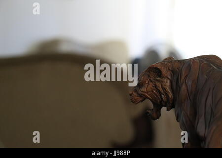 Tiger Figur, handgefertigten Schnitzereien Stockfoto