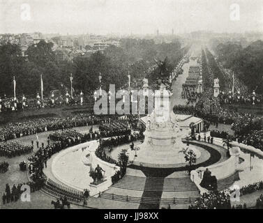 Siegesparade gesehen vom Buckingham palace Stockfoto