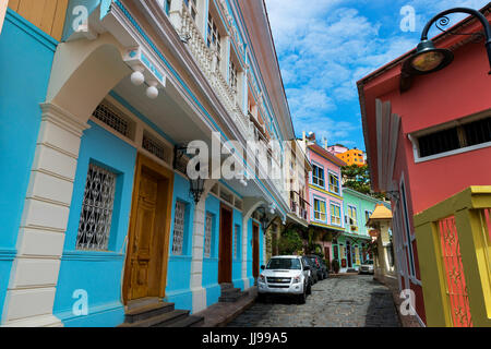 Guayaquil, Ecuador - 21. Januar 2014: Bunte Häuser in der Straße des Viertels Las Penas in die Stadt Guayaquil in Ecuador, Südamerika Stockfoto