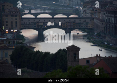 Dämmerung Blick auf die Ponte Vecchio und den Arno in Florenz, Italien Stockfoto