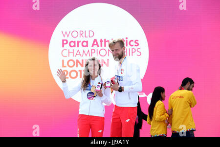 Polen ist Joanna Mazur und Michal Stawicki mit ihren Goldmedaillen nach den Frauen 1500 m T11 letzte Tag fünf der 2017 Para Leichtathletik-Weltmeisterschaften in London Stadion zu führen. Stockfoto