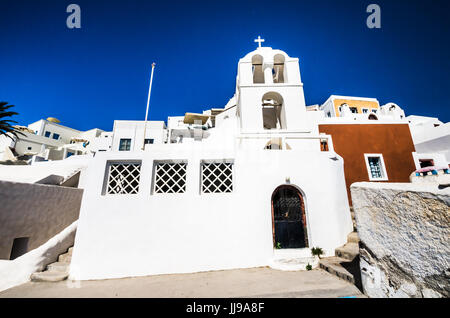 Santorin, Kykladen, Griechenland. Weiße Kirche in Thira, dem Hauptort der Insel. Stockfoto