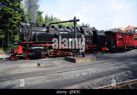 99 7238-1 nimmt Wasser auf Drei Annen Hohne mit dem 09:42 Wernigerode - Brocken-Service. Harzer Schmarlspurbahnen. Stockfoto