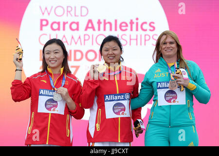 (links-rechts) Chinas Yue Yang, China Juan Yao und Australiens Sarah Edmonton nach den Damen Diskus werfen F44 tagsüber fünf der 2017 Para Leichtathletik-Weltmeisterschaft in London Stadium. PRESSEVERBAND Foto. Bild Datum: Dienstag, 18. Juli 2017. S. PA Geschichte Leichtathletik Para. Bildnachweis sollte lauten: Simon Cooper/PA Wire. Einschränkungen: Nur zur redaktionellen Verwendung. Keine Übertragung von Ton- oder bewegte Bilder und keine video-Simulation. Stockfoto