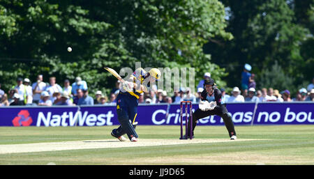 Glamorgan Colin Ingram auf seinem Weg zu einem Jahrhundert gegen Sussex Haie in der NatWest T20 Blast Spiel im Arundel Castle in West Sussex UK gemahlen Sonntag, 9. Juli 2017 Foto von Simon Dack Stockfoto