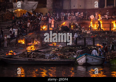 Feuerbestattung Scheiterhaufen am frühen Abend. Manikarnika Ghat, Varanasi, Uttar Pradesh, Indien. Stockfoto