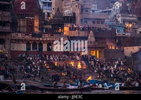 Feuerbestattung Scheiterhaufen am frühen Abend. Manikarnika Ghat, Varanasi, Uttar Pradesh, Indien. Stockfoto
