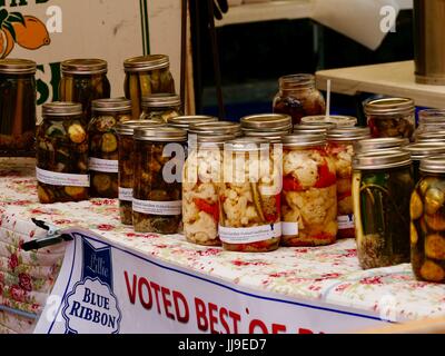 Glasgläser mit hausgemachtem eingelegtem Gemüse auf dem Bauernmarkt im Freien. Flagstaff, Arizona, USA. Stockfoto