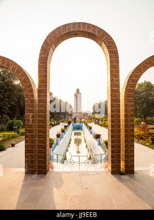 Ein Blick auf die Ashoka Chakra / Dharma-Rad, Gehweg und Gärten rund um die stehenden Buddha im thailändischen Tempel in Sarnath, Indien. Thai Buddha Vih Stockfoto