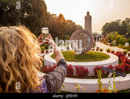 Ein Tourist, ein Handy Bild von Thai Buddha Vihar in Sarnath, Indien. Stockfoto