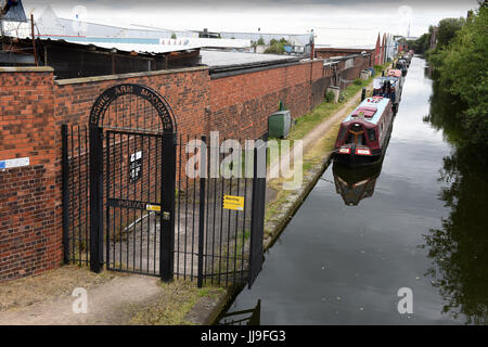 Gated Sicherheit für den Motor Arm Wohn Liegeplätzen auf eine Sackgasse Arm der Birmingham Kanal Navigation in Smethwick, West Midlands, Uk Stockfoto