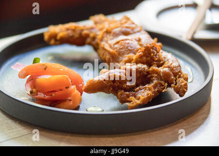 Soft-Shell Crab Wasabi Remoulade, sehr Tomaten am Donnerstag Küche, East Village, New York City Stockfoto