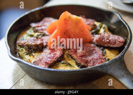 Steak-Frittata mit Knoblauch Aioli, eingelegte Tomaten am Donnerstag Küche, East Village, New York City Stockfoto