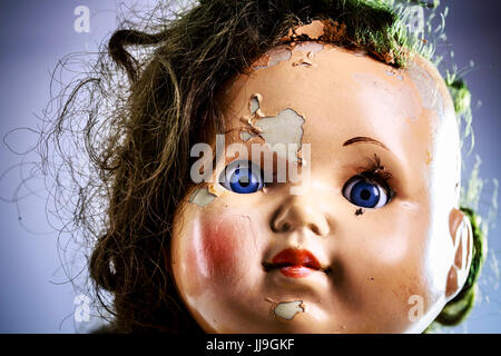 wie fahren unheimlich schöne Puppe aus Horrorfilm - böse Gesicht, Grunge, Makro Stockfoto